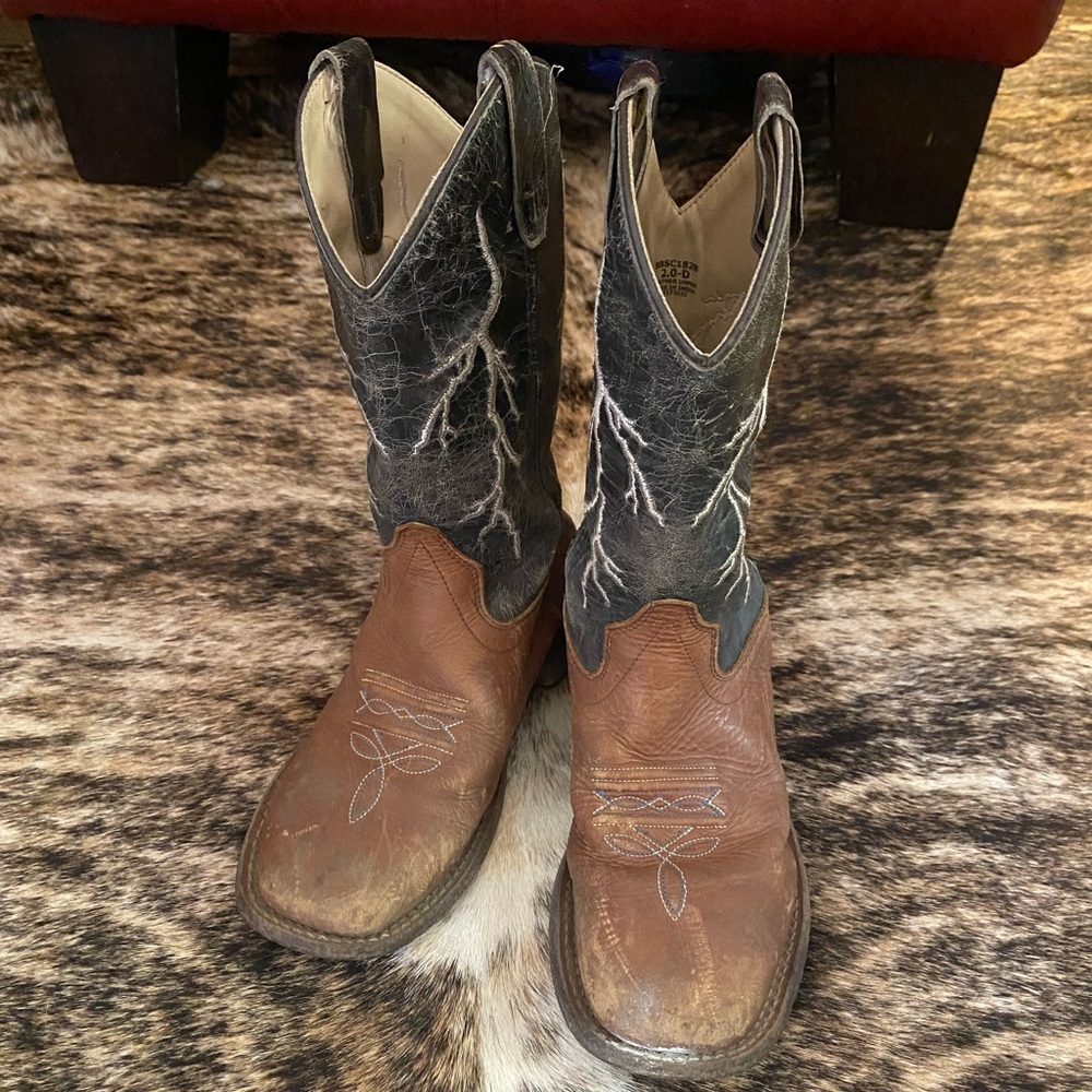 Cody James boots size 2